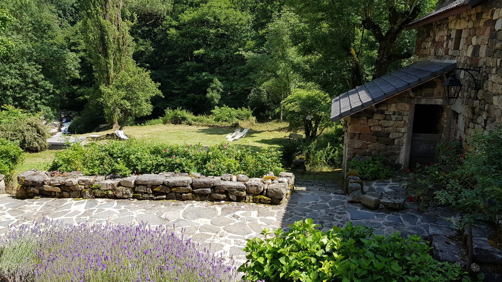 Le jardin et la terrasse devant la maison