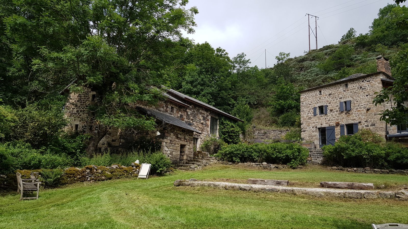 Les maisons de pierre et le pré en terrasses au cœur de la vallée