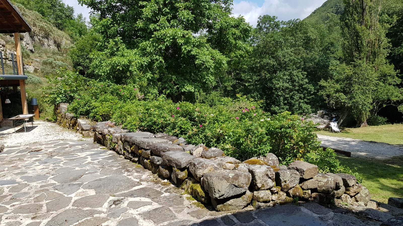 Terrasse en pierre et murets bordés de lavande